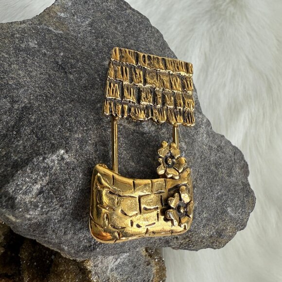 Vintage Articulated Well Brooch Wishing Well Primitive Country 1.5" X 1" - Picture 2 of 5